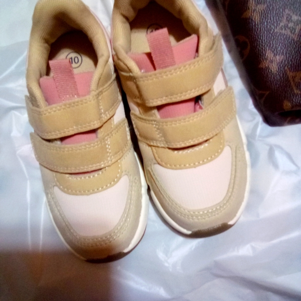 Kids tennis shoes